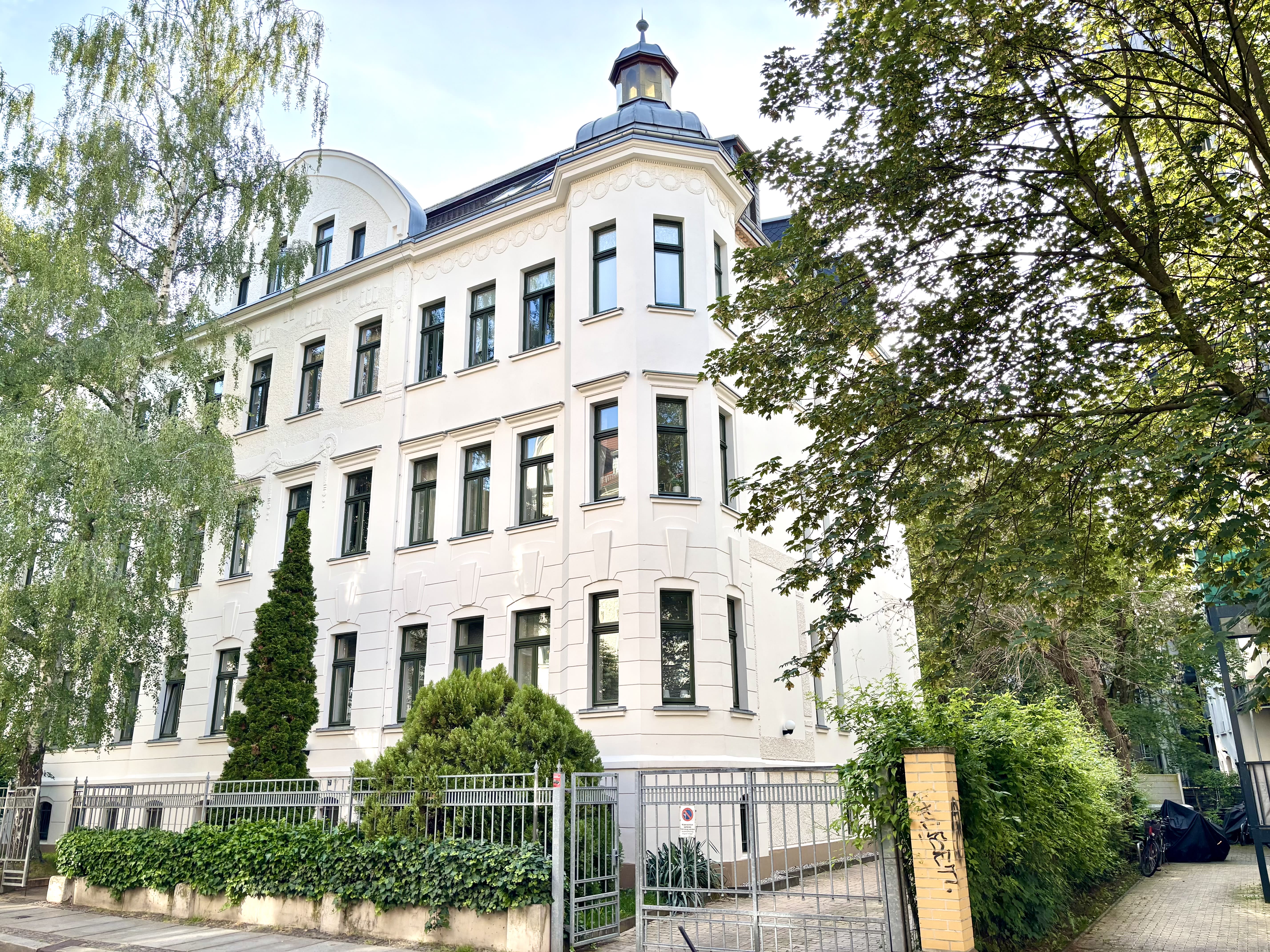 Sanierter Leipziger Altbau mit Balkonen – Hofansicht eines Gründerzeithauses